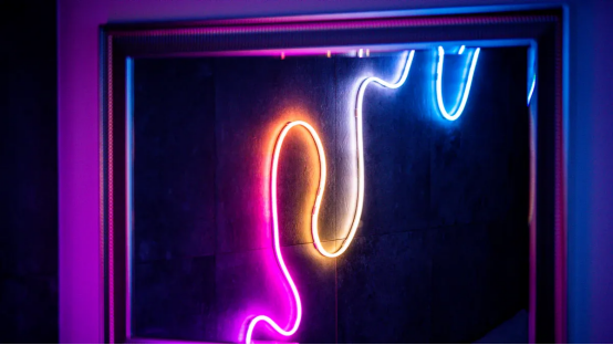 Estética: letrero de neón LED versus brillo de vidrio