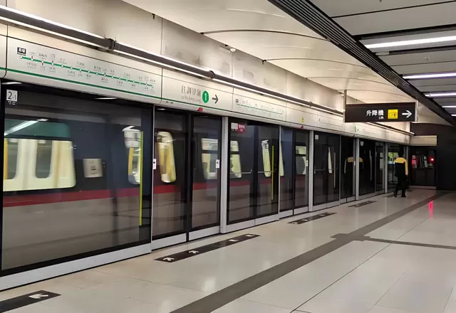 Iluminaci&oacute;n lineal en estaci&oacute;n de metro.