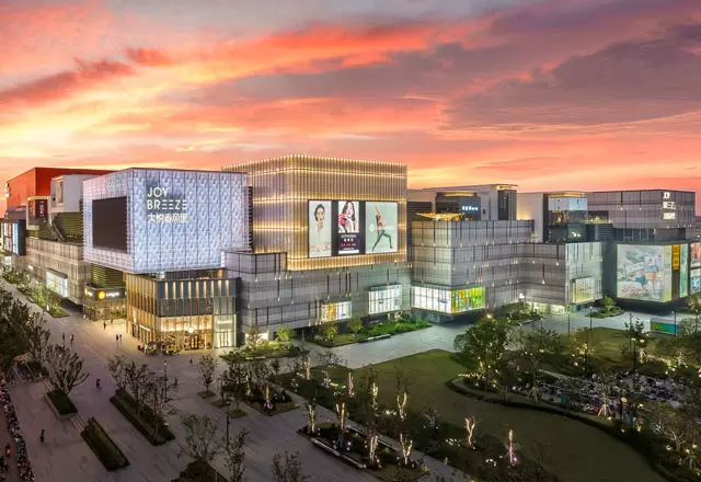 Iluminaci&oacute;n de fachadas para un gran centro comercial