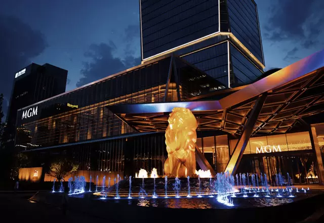 Iluminaci&oacute;n para lavabo de fuente de hotel de alta gama.