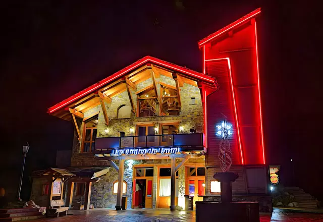 Iluminaci&oacute;n del contorno de una casa en Francia