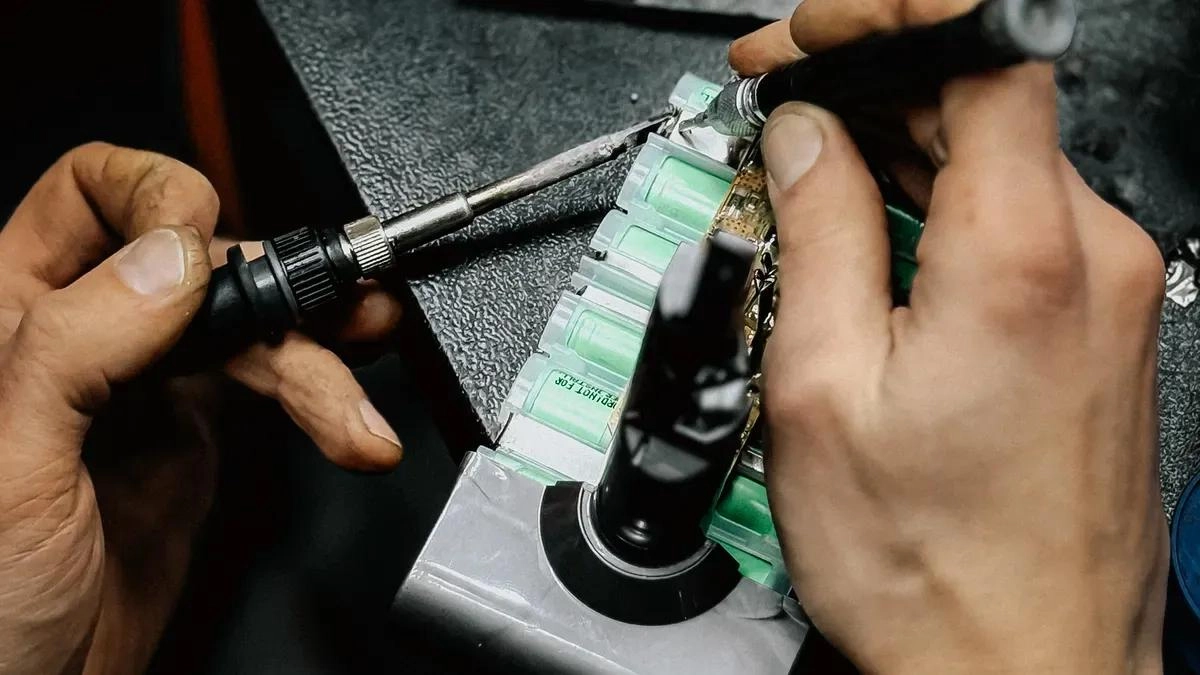 C&oacute;mo soldar y conectar tiras de luces de ne&oacute;n flexibles cl&aacute;sicas de forma segura