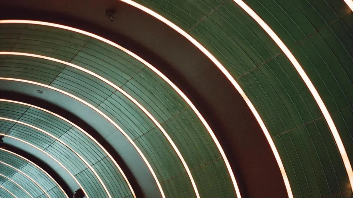 &iquest;C&oacute;mo se dan forma correcta a las tiras flexibles de LED 3D alrededor de los bordes arquitect&oacute;nicos?