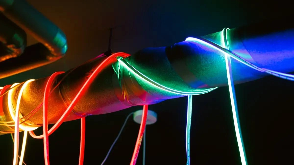 Ne&oacute;n LED flexible con curvatura 3D: gu&iacute;a definitiva para arquitectura curva