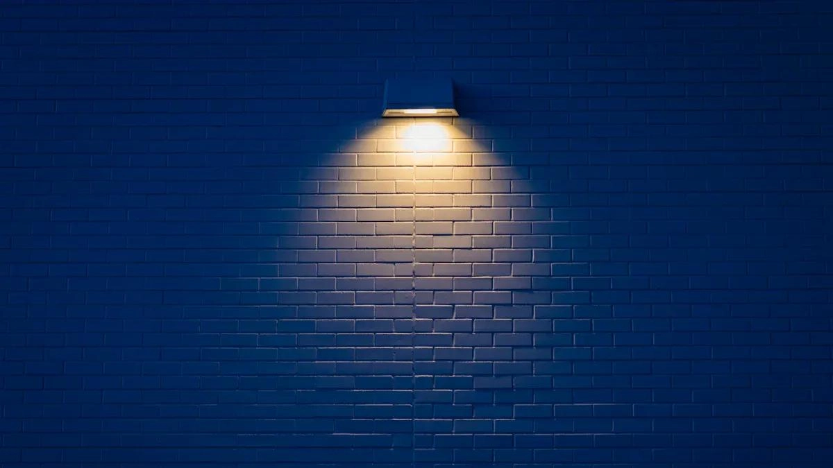 Lavado de paredes versus iluminaci&oacute;n rasante de paredes: &iquest;Qu&eacute; t&eacute;cnica deber&iacute;a utilizar para el lavado de paredes de fachadas flexible?